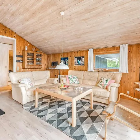 3 Bedroom Cozy In Hvide Sande Holiday home Bjerregard